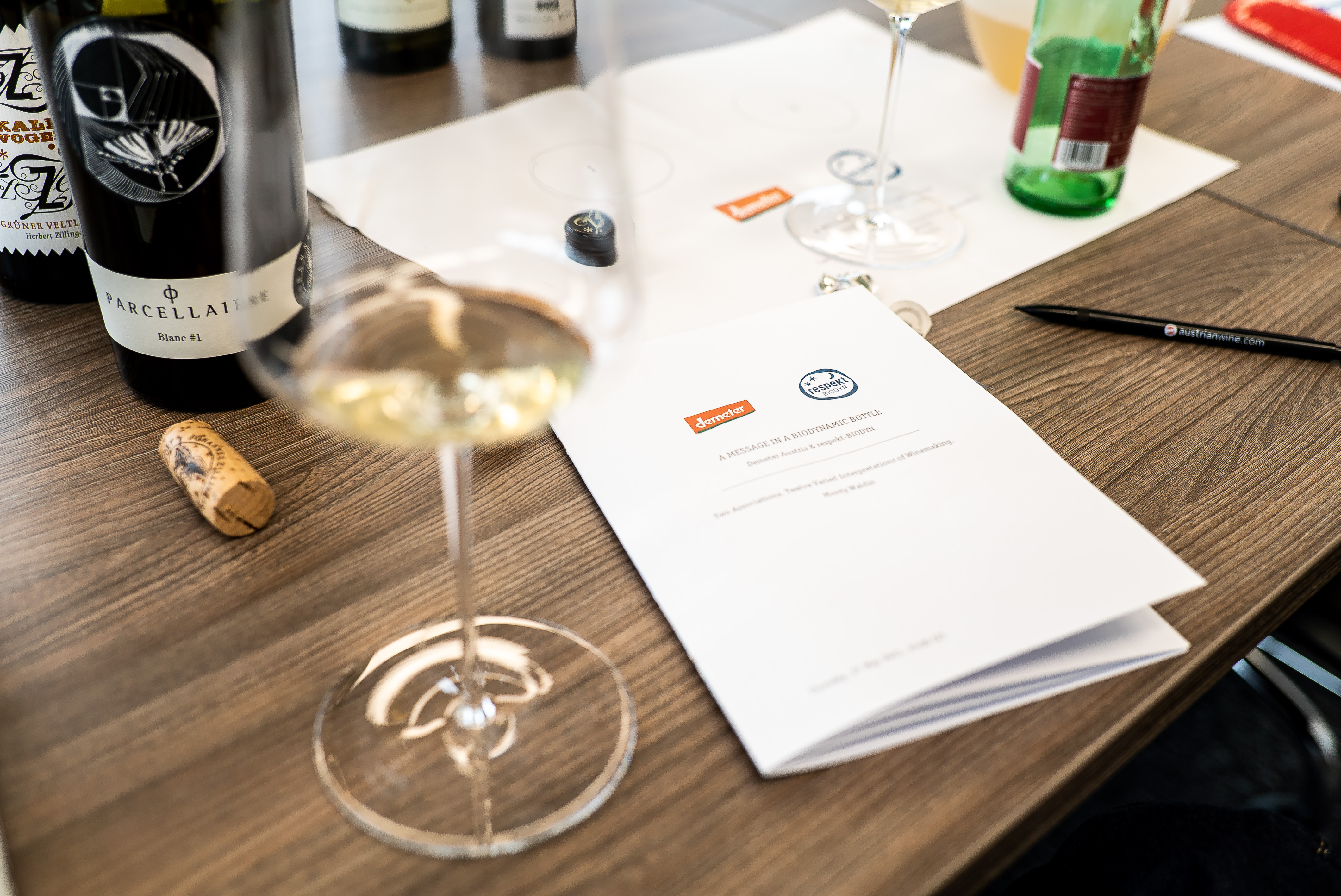 a_tasting_situation_of_a_message_in_a_biodynamic-1_bottle_(c)_florian-smetana.jpg