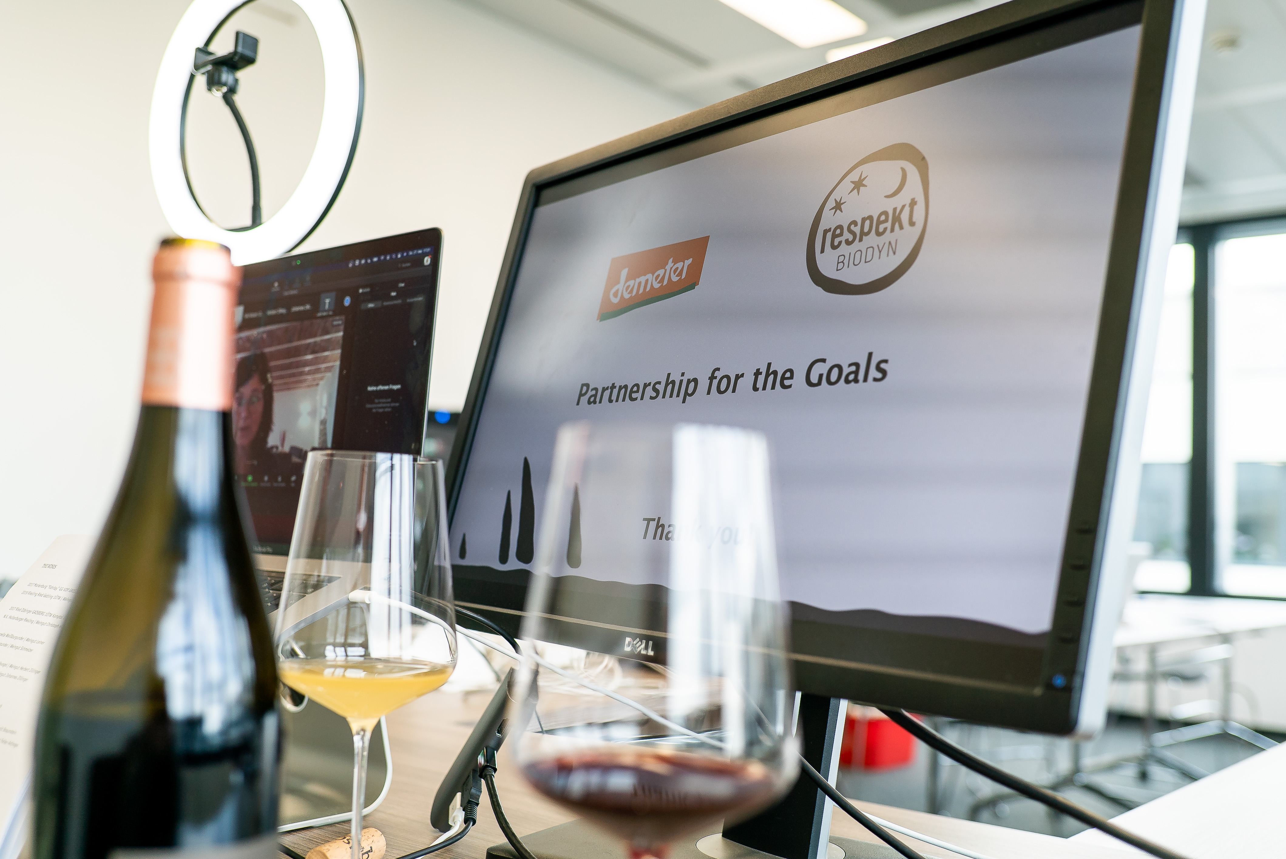 a_tasting_situation_of_a_message_in_a_biodynamic_bottle-2_(c)_florian-smetana.jpg